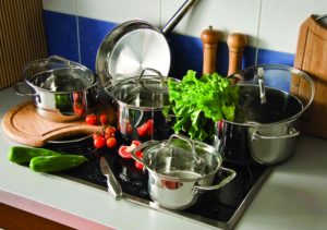 кастрюли с зеленью на плите